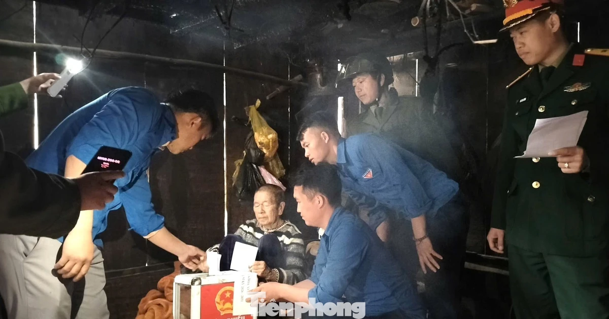 Mang hòm phiếu đến tận nhà cử tri già yếu, đau ốm