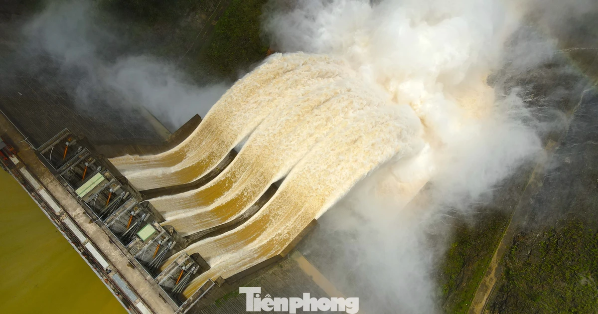 Thủy điện lớn nhất Bắc miền Trung xả lũ: Flycam ghi cảnh nước trắng xóa cuồn cuộn về xuôi