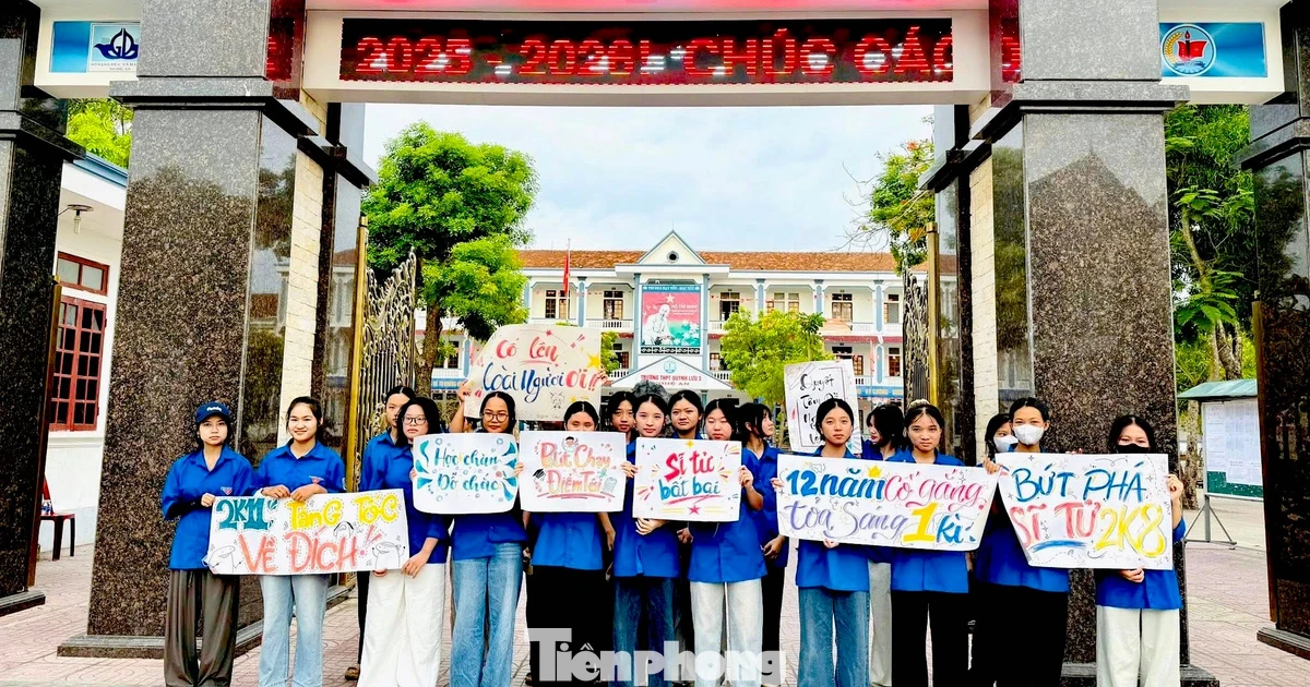 Áo xanh 'dầm mưa, đội nắng' tiếp sức sĩ tử 'vượt vũ môn'