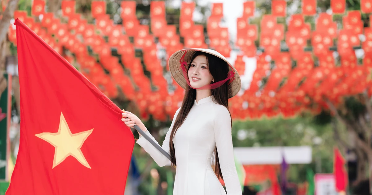 Cờ bay đỏ rực trời quê, sen hồng ngát tỏa lối về Kim Liên