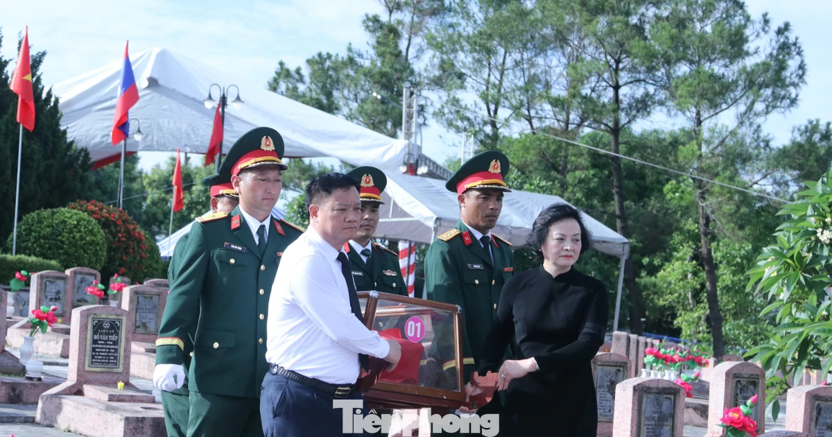 Lễ an táng hài cốt liệt sĩ quân tình nguyện và chuyên gia hy sinh tại Lào