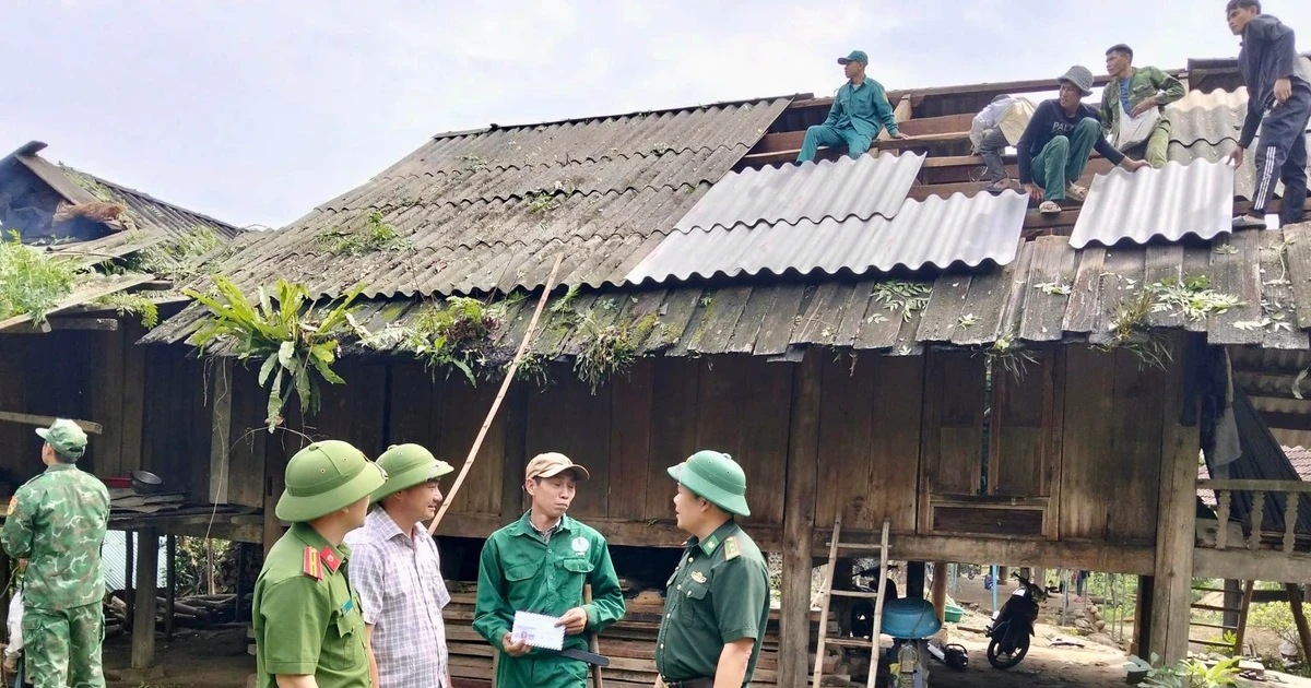 Giông lốc gây thiệt hại hàng loạt nhà tại Nghệ An