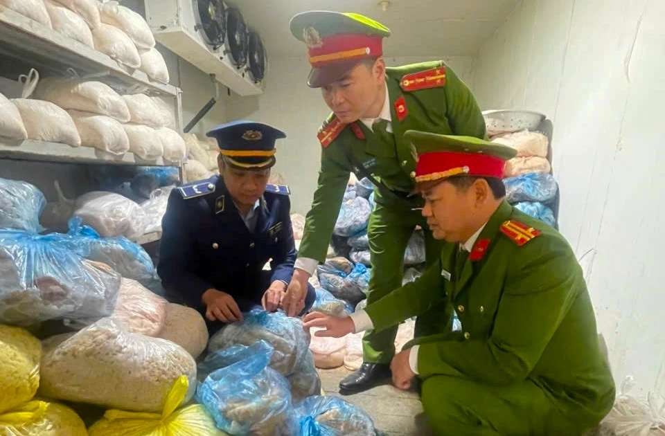 Phát hiện 1 tấn da lợn không rõ nguồn gốc, bốc mùi hôi