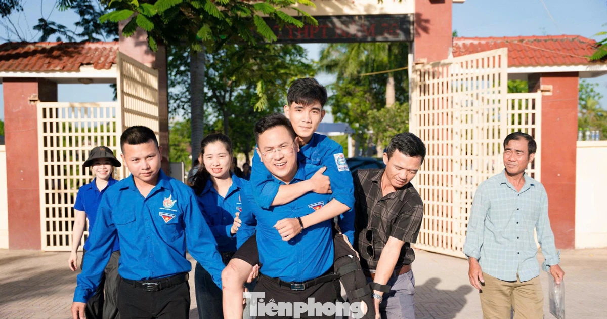 Màu áo xanh giữa mùa thi: Cõng thí sinh vào phòng thi, nấu bữa sáng miễn phí