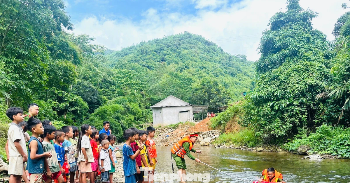 Đoàn viên, công an xuống suối dạy trẻ tập bơi