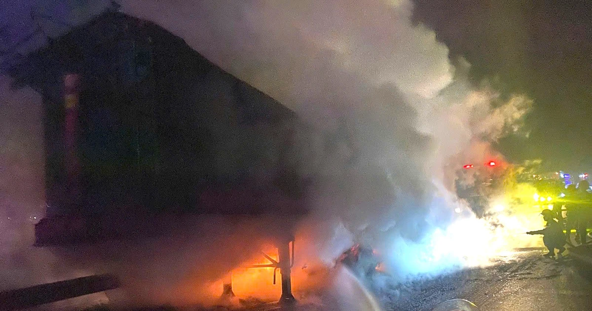 Xe đầu kéo chở than bốc cháy dữ dội trên cao tốc Bắc - Nam