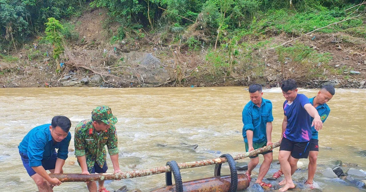 Trục vớt quả bom nặng 2,5 tạ dưới lòng sông