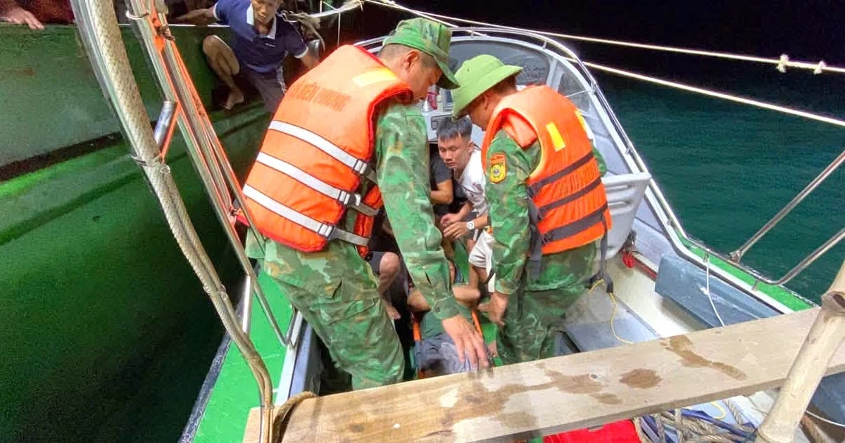 Kịp thời cứu thuyền viên gặp nạn trên biển lúc rạng sáng