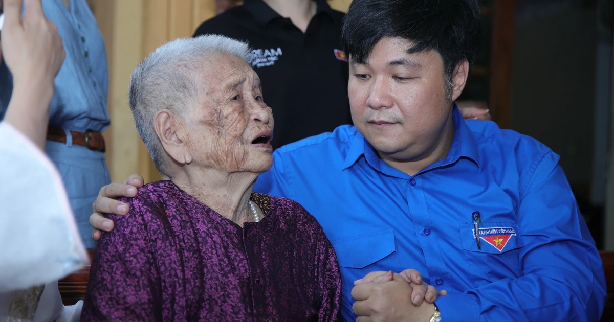 Khoảnh khắc nghẹn ngào của Mẹ Việt Nam Anh hùng khi nhận ảnh phục dựng người con liệt sĩ