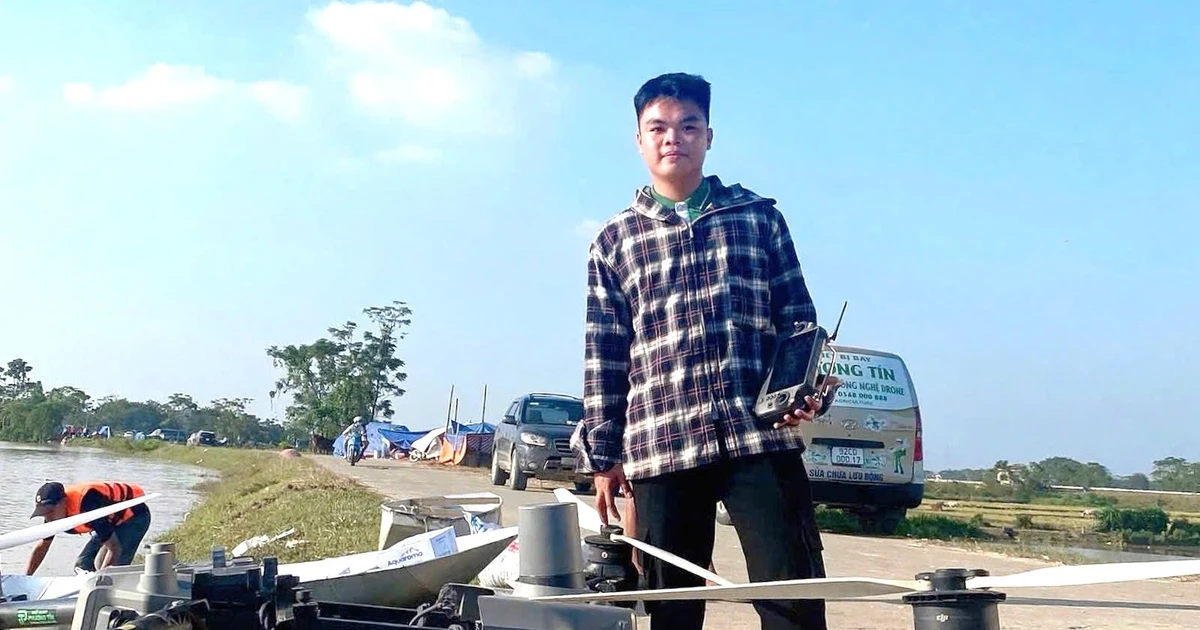 Chàng trai xứ Nghệ mang drone 400 triệu đồng chuyển hàng cứu trợ giúp bà con vùng tâm lũ
