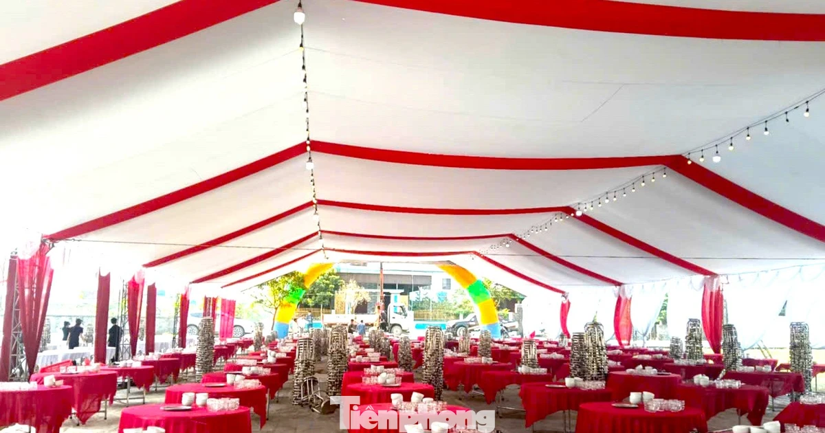 Gia đình cầu thủ Đình Bắc làm 100 mâm cỗ mời hàng xóm để tri ân