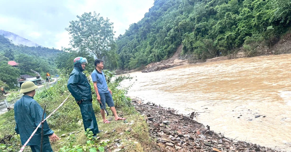 Phát hiện một quả bom "khủng" nằm dưới lòng sông