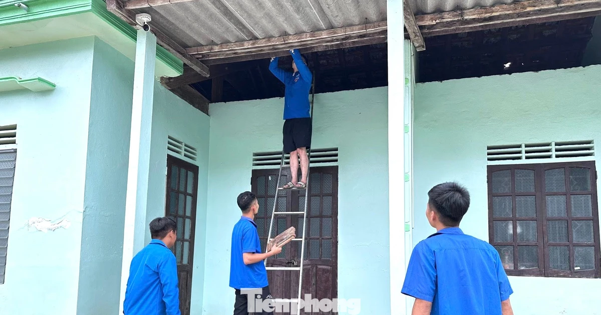 Tuổi trẻ Nghệ An giúp người dân khắc phục hậu quả mưa đá dông lốc