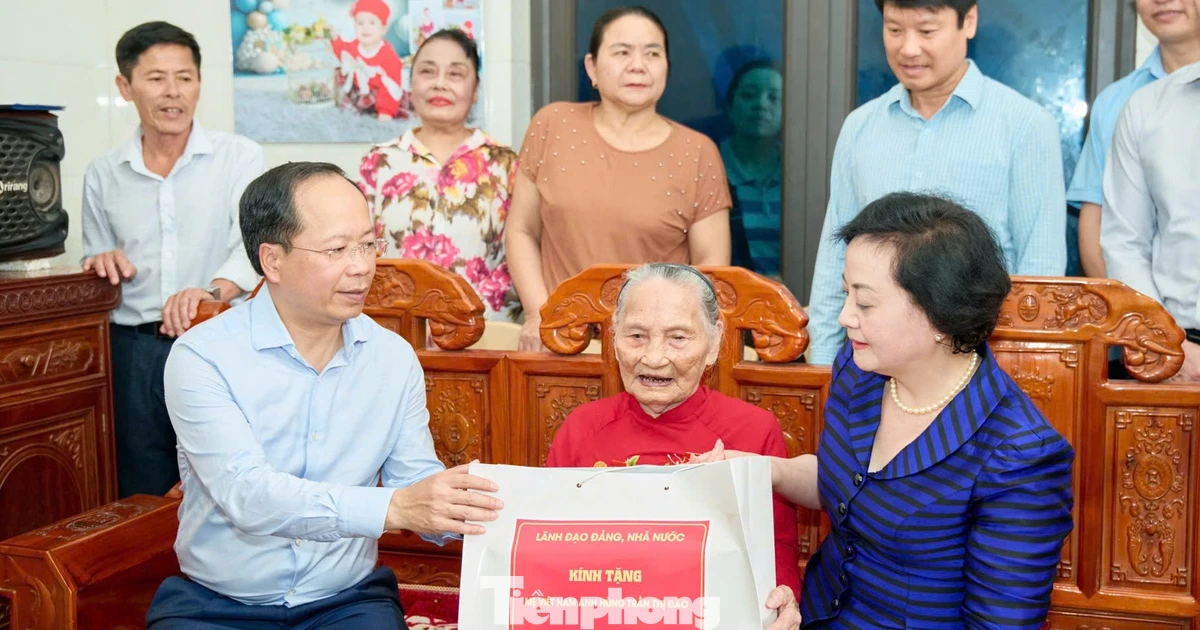 Phó Thủ tướng Phạm Thị Thanh Trà thăm, tặng quà Mẹ Việt Nam Anh hùng