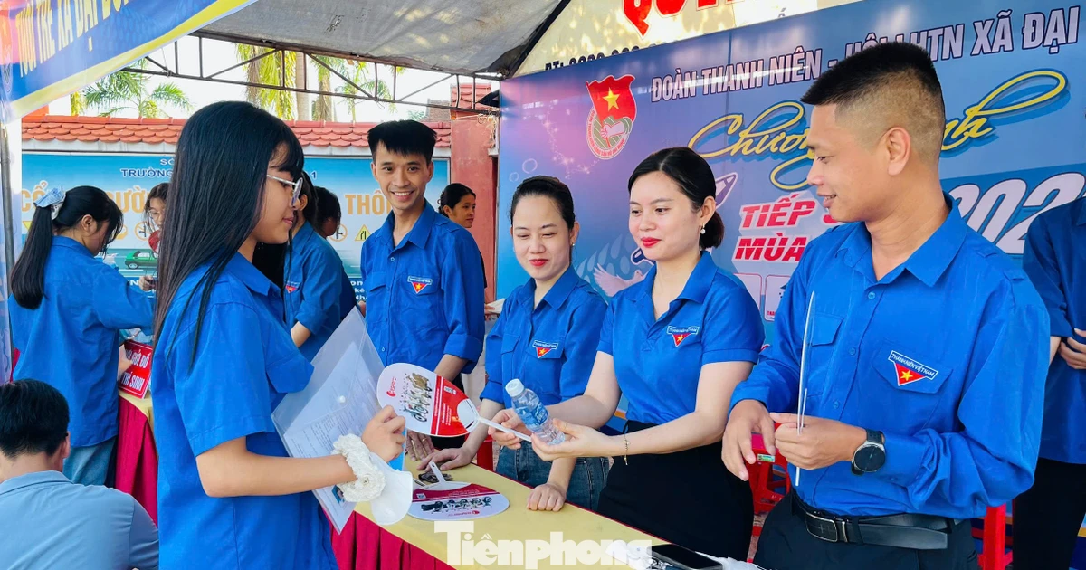 'Áo xanh' xứ Nghệ nấu cơm tiếp sức sĩ tử mùa nắng nóng