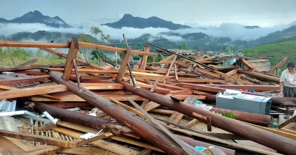 Giông lốc cuốn sập nhà dân ở Nghệ An