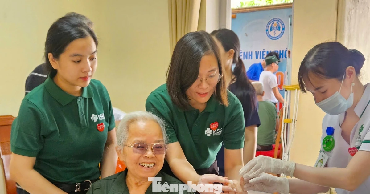 Mang thiết bị y tế hiện đại thăm khám cho hơn 100 thương, bệnh binh nhân ngày 27/7