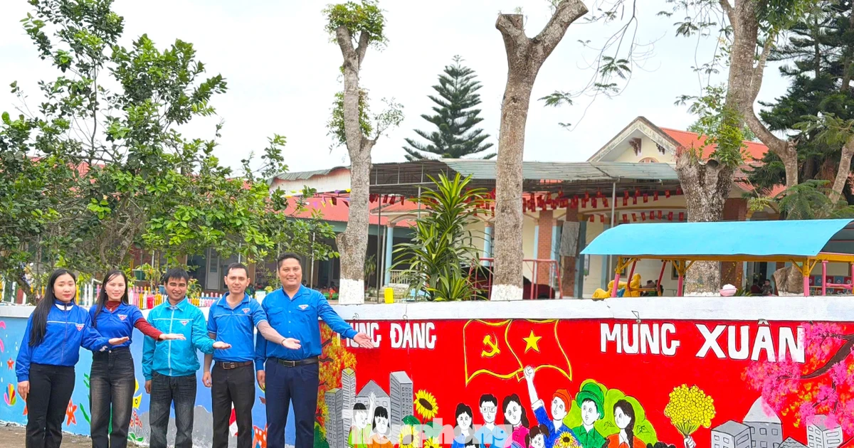 Đoàn viên thanh niên vẽ sắc xuân chào mừng thành công Đại hội XIV của Đảng