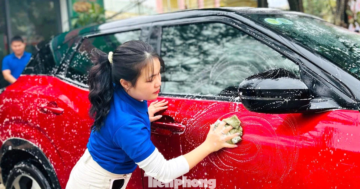 Bạn trẻ xứ Nghệ rửa xe, bán cà phê gây quỹ từ thiện