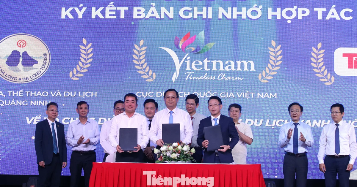 Báo Tiền Phong ký kết biên bản ghi nhớ về tổ chức Diễn đàn thường niên du lịch xanh Quốc gia