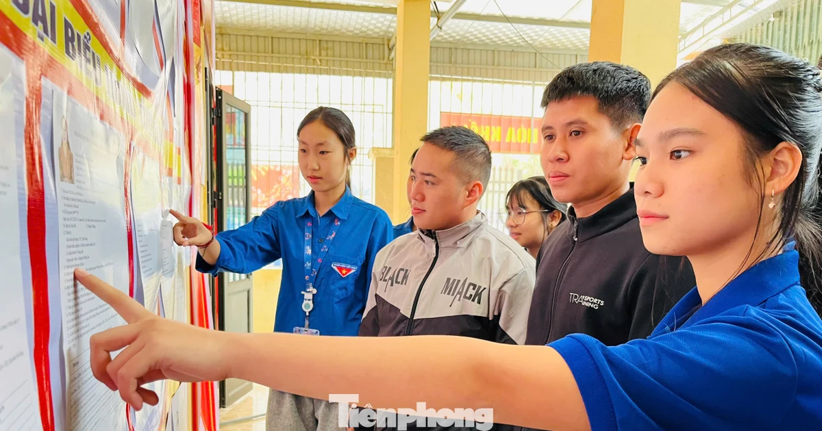 Tuổi trẻ Nghệ An ghé từng xóm nhỏ, tới từng bản xa mang thông tin tuyên truyền bầu cử