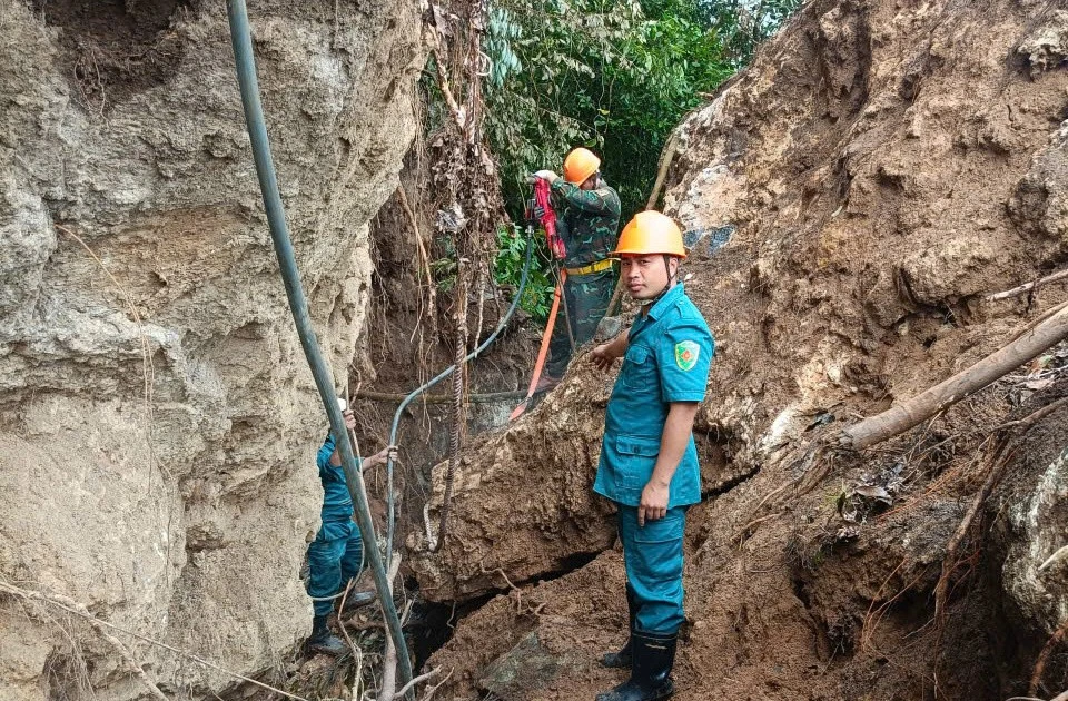 Khoan đá nổ mìn để thông đường vào 6 bản làng bị cô lập