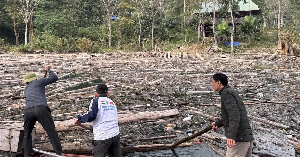 Rác gỗ vây kín lòng hồ thủy điện, hàng trăm người chung tay mở đường cho học sinh đến trường