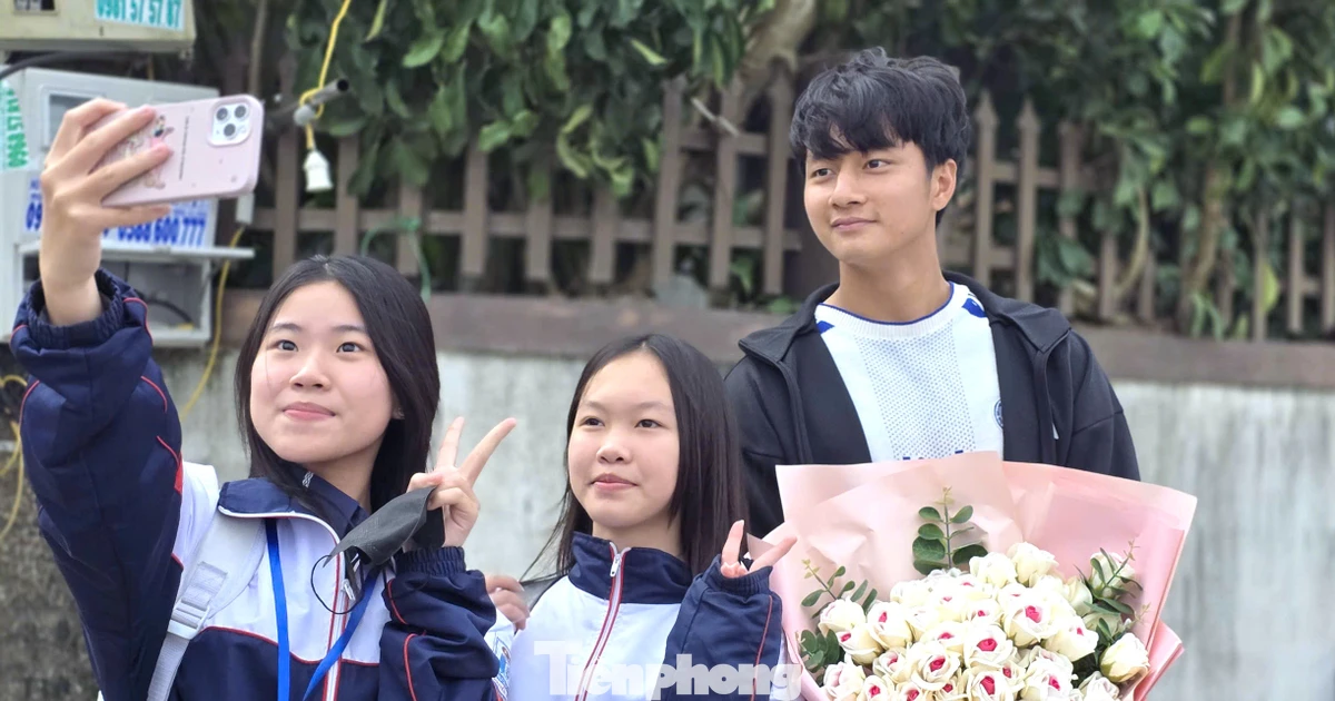 Fan hâm mộ vây kín, làng quê rộn ràng đón người hùng Cao Văn Bình trở về