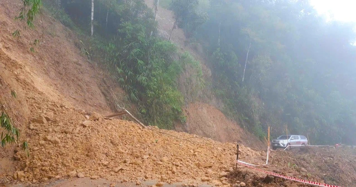 Đất đá sạt lở chắn ngang quốc lộ, giao thông bị chia cắt