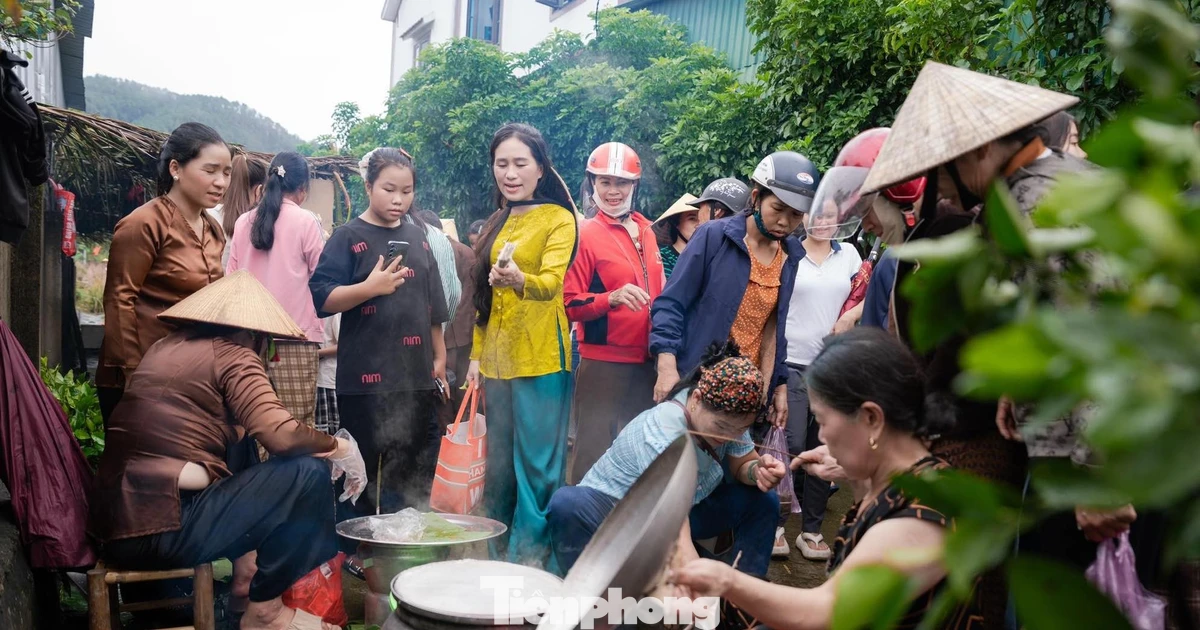 Phiên chợ quê khiến hàng nghìn người dân thích thú