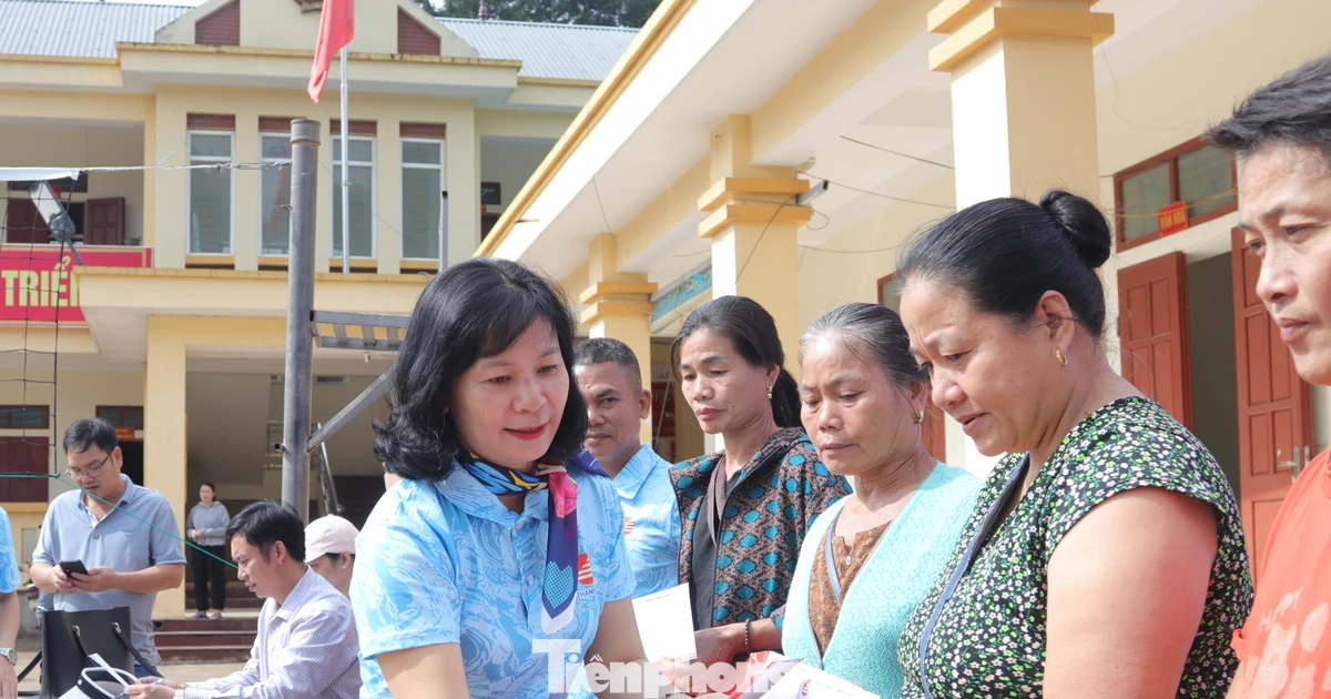 Hơn 200 suất quà đến với người dân vùng rốn lũ biên giới Nghệ An