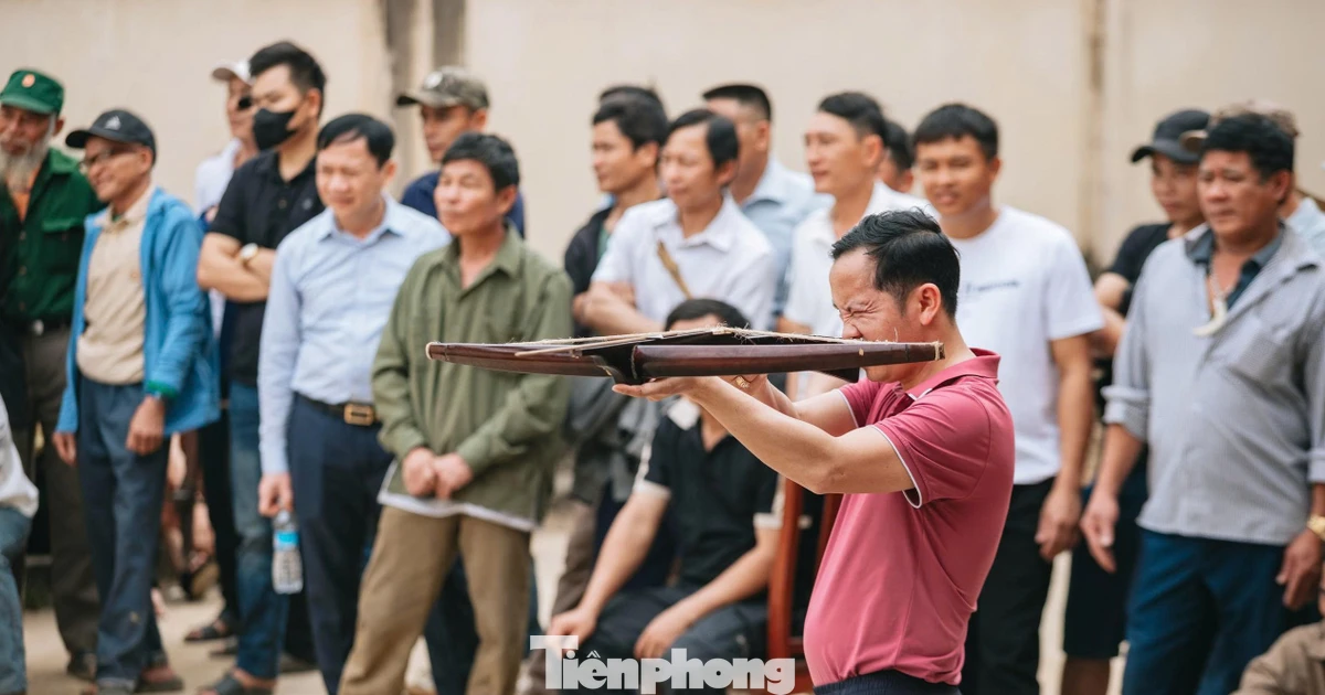 Kéo co, bắn nỏ ở lễ hội Hoa Gạo