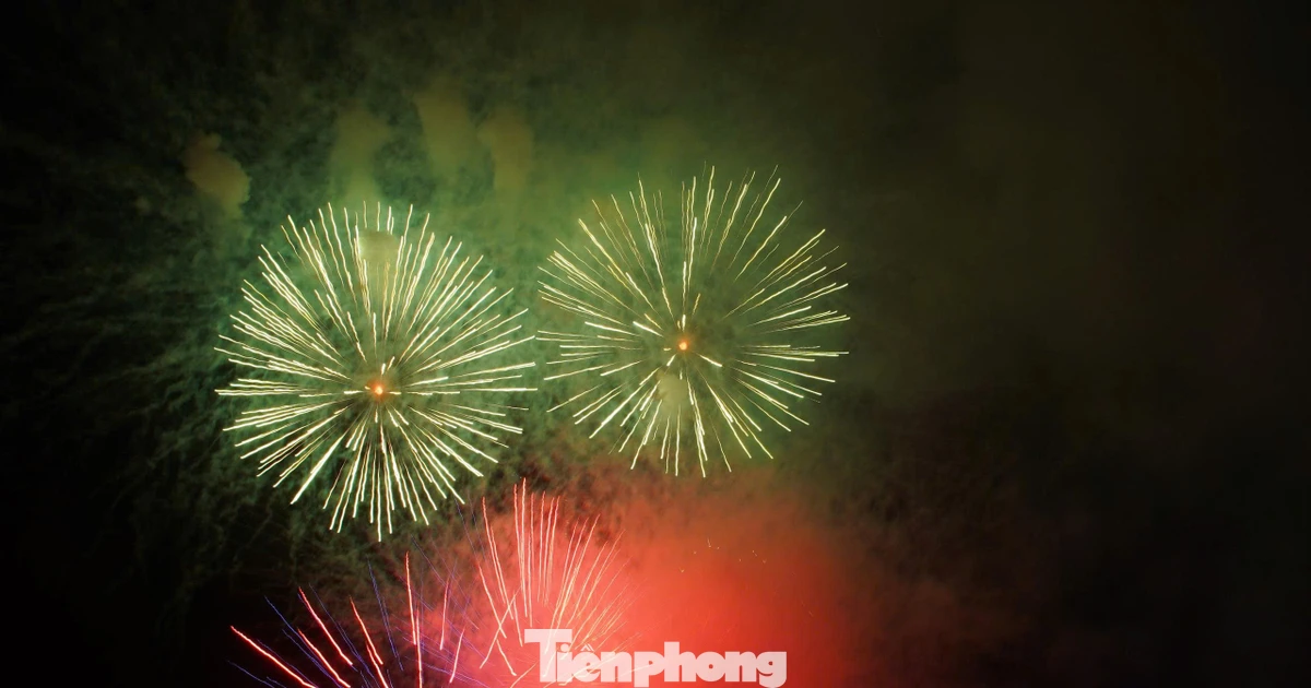 Đêm Cửa Lò bừng sáng pháo hoa, mở màn Festival 'Bốn mùa biển gọi'