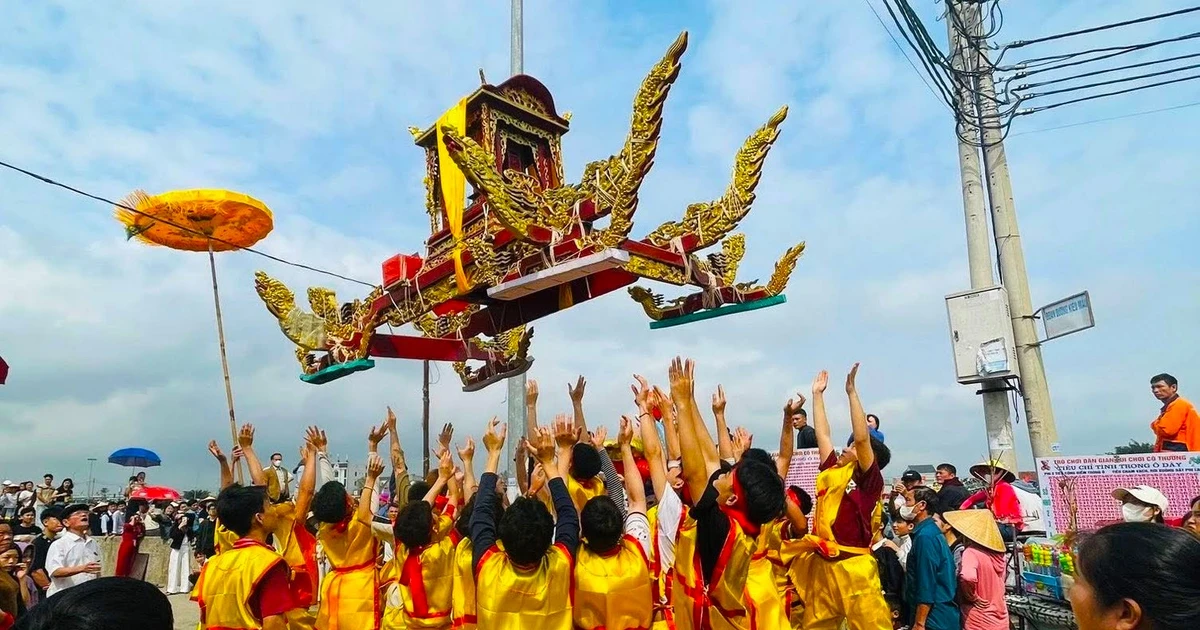 Màn tung kiệu và cướp lộc ở ngôi đền thiêng nhất Nghệ An