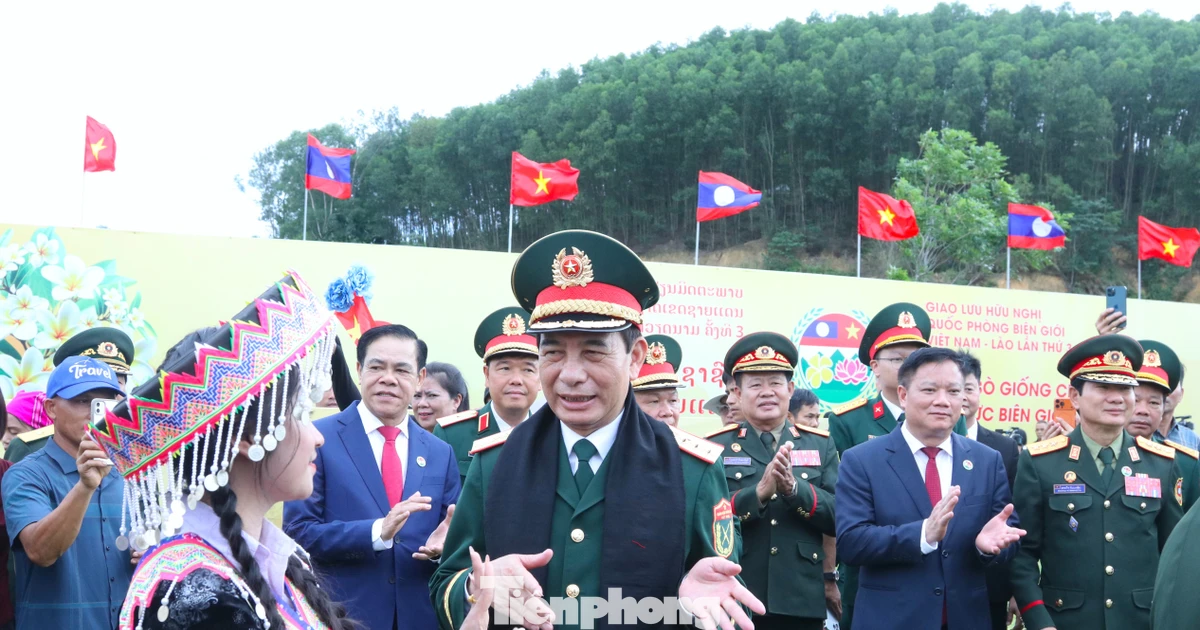Đại tướng Phan Văn Giang và Đại tướng Khamliang Outhakaysone múa Lamvong cùng đồng bào biên giới