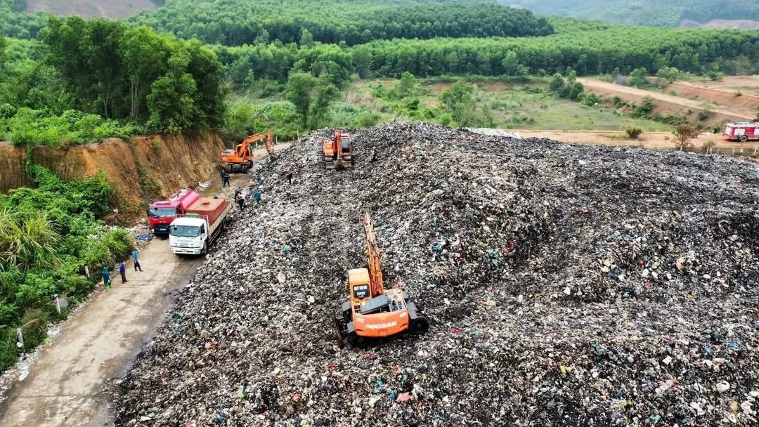 Đóng cửa bãi rác cháy suốt nửa tháng