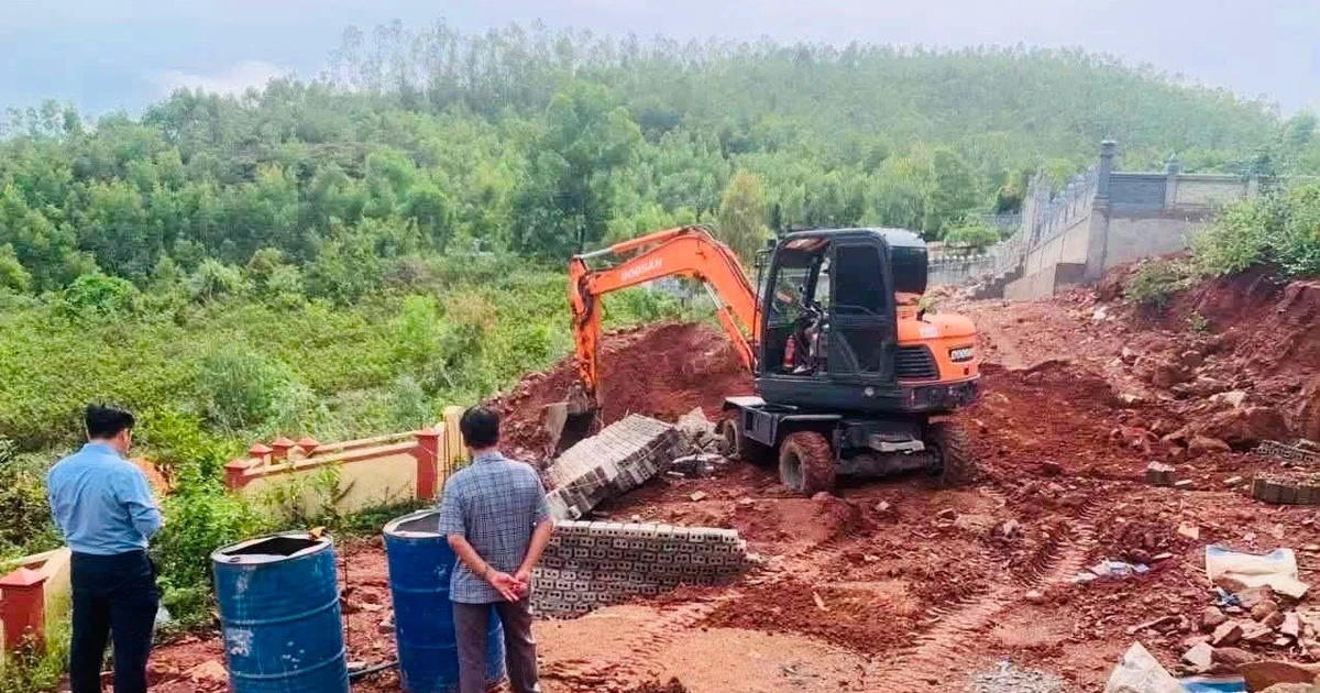 Cưỡng chế tháo dỡ nhiều khuôn viên lăng mộ xây dựng trái phép