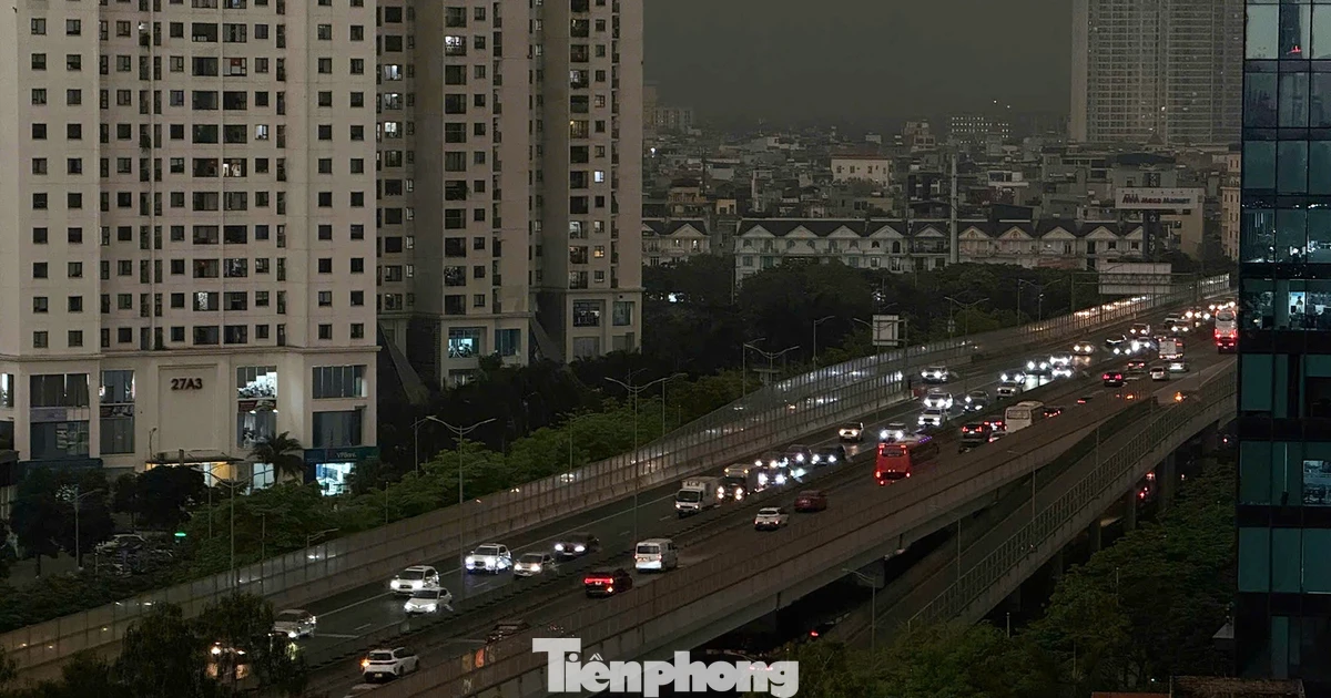 Bầu trời Hà Nội tối sầm, mây dông 'vây hãm' nội đô