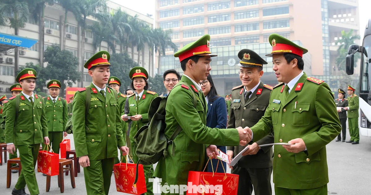 'Chuyến xe về quê ăn Tết' đưa 300 học viên khó khăn về quê đón Xuân