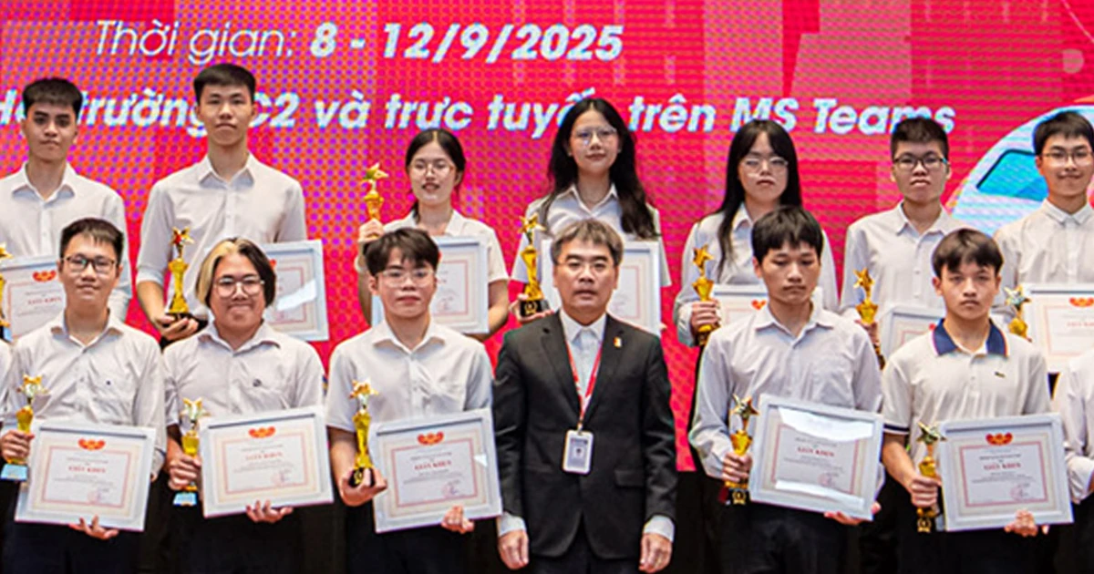 Dàn tân sinh viên ‘cực khủng’ thủ khoa, quán quân Olympic, giải quốc tế hội tụ