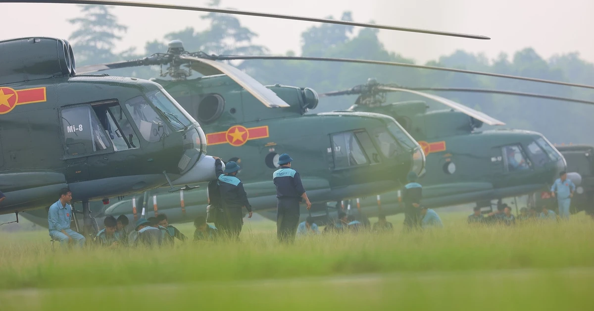 Mãn nhãn đội hình trực thăng kéo cờ Đảng, cờ Tổ quốc luyện tập trước Quốc khánh 2/9