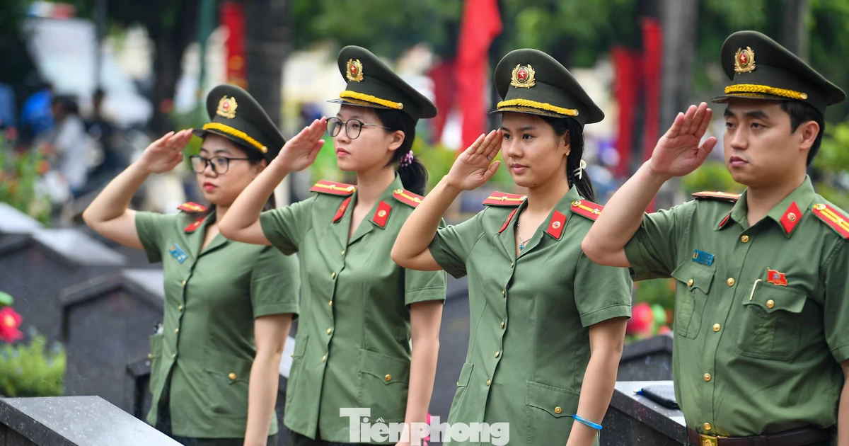 Lặng người trước khoảnh khắc tri ân ở Nghĩa trang Liệt sĩ TP Hà Nội