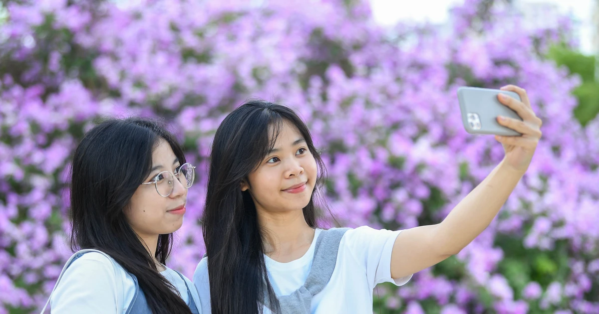 Giới trẻ đứng kín cầu đi bộ chụp ảnh check-in cây bằng lăng gây sốt ở Hà Nội
