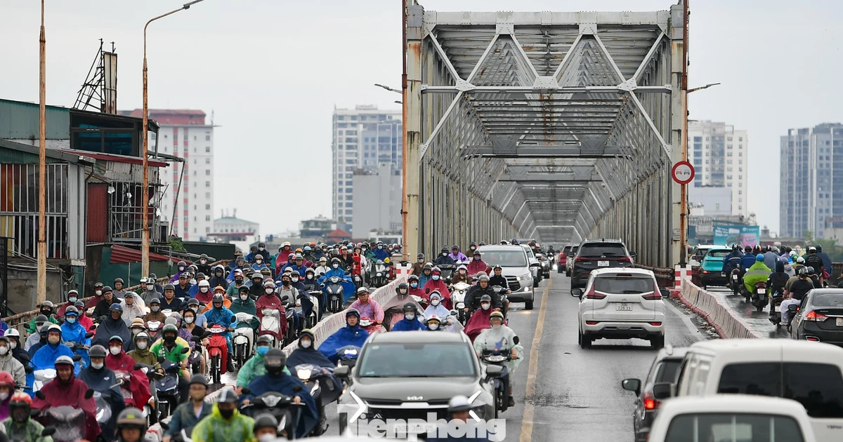 Người dân 'né' giờ cao điểm, cầu Chương Dương bớt cảnh quá tải