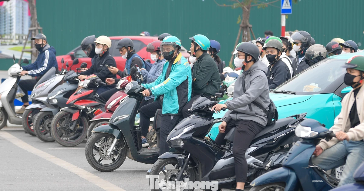 'So găng' xe xăng và xe điện trên đường phố Hà Nội