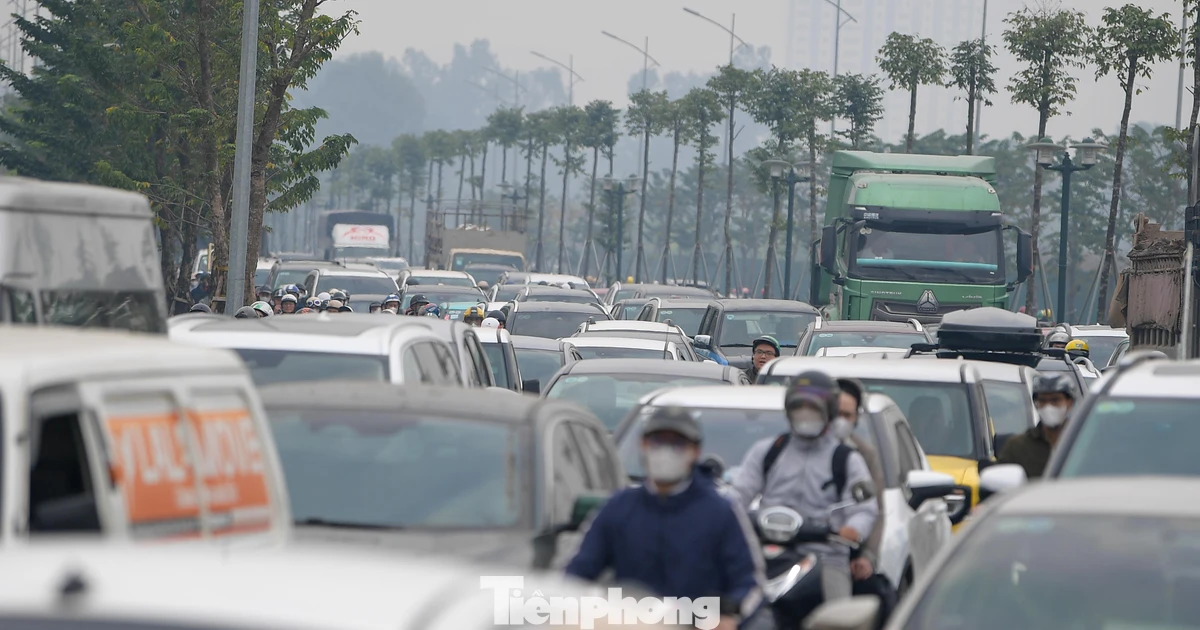 Di chuyển chật vật trên con đường mới mở ở cửa ngõ Thủ đô
