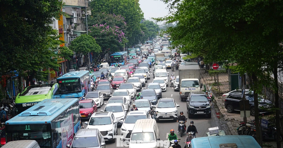 Hà Nội ngày đầu kỳ nghỉ lễ: Nội đô 'dễ thở', cửa ngõ ùn tắc