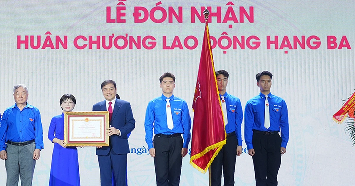 Đoàn Thanh niên trường Đại học Ngoại ngữ nhận Huân chương Lao động hạng Ba