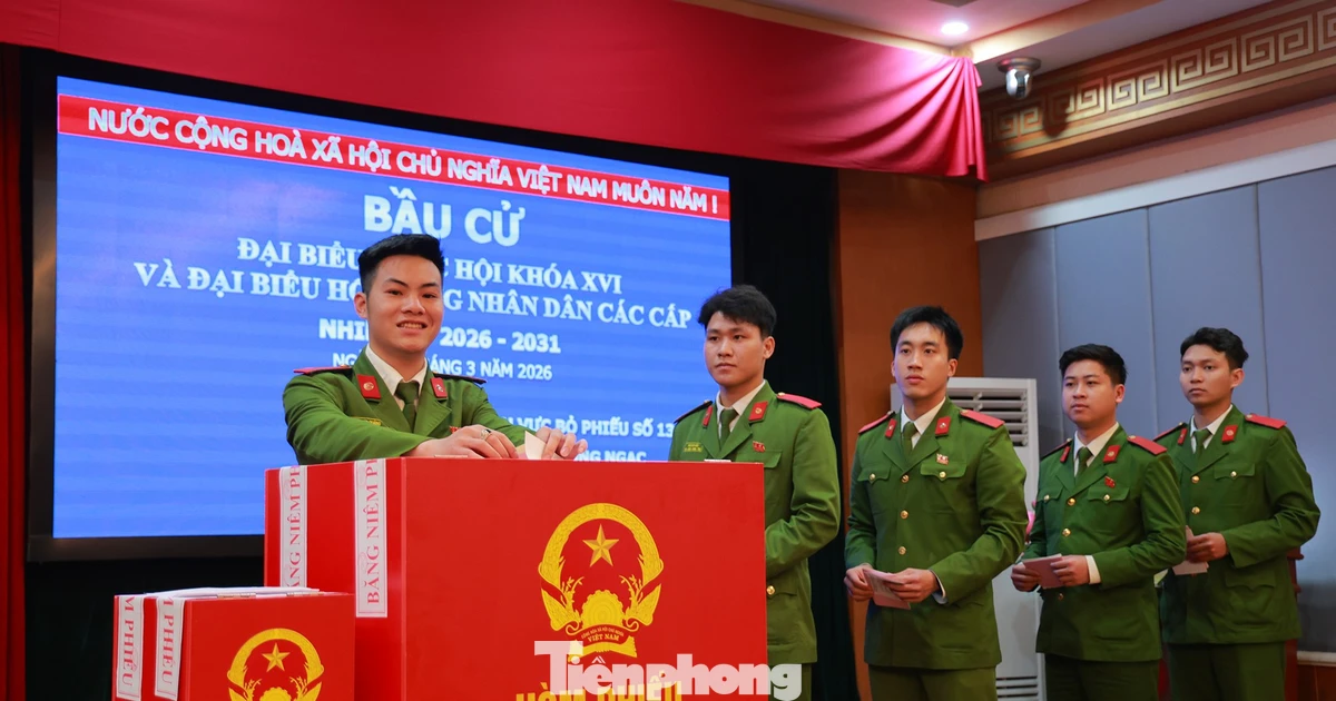 Theo chân tân sinh viên Học viện Cảnh sát đi bầu cử