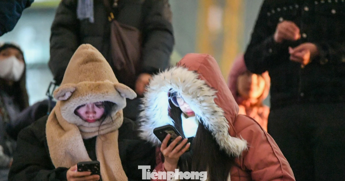 Hàng nghìn người đội rét xem pháo hoa mừng thành công Đại hội XIV